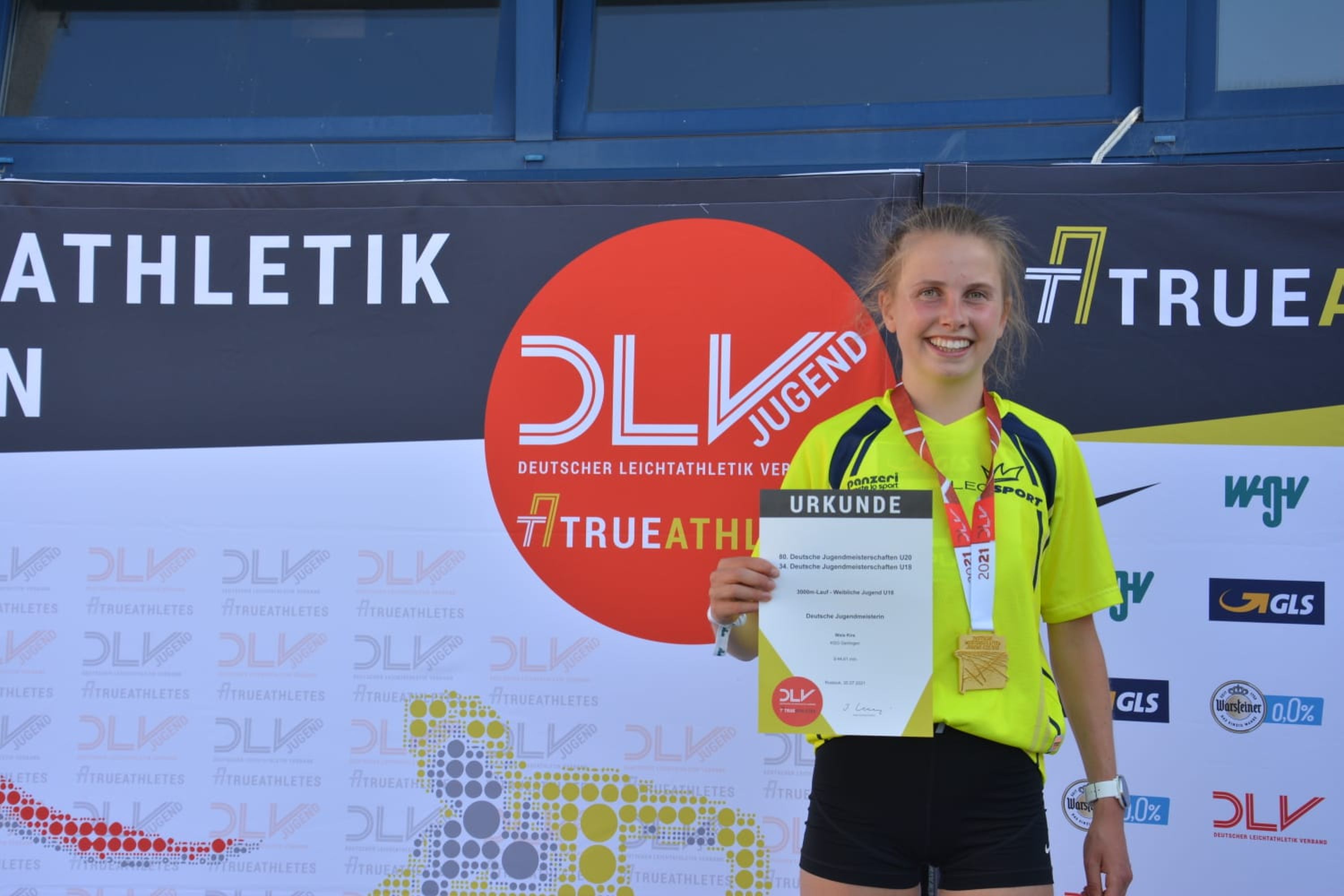 Kira Weis gewinnt in Rostock DM U18 2021 über 3000m